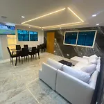 Casa de lujo en barrio popular