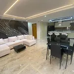 Casa de lujo en barrio popular