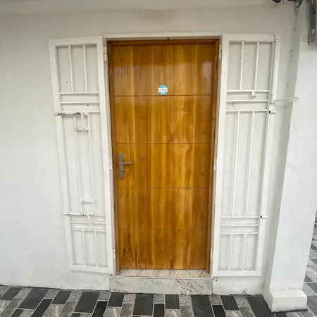 Casa De Lujo En Barrio Popular