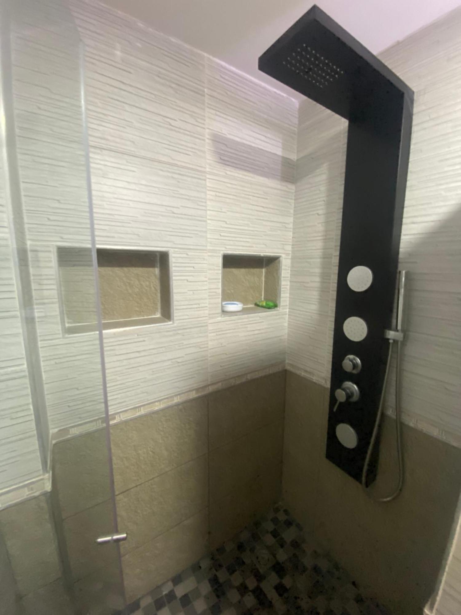 Casa De Lujo En Barrio Popular *