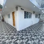 Casa de lujo en barrio popular
